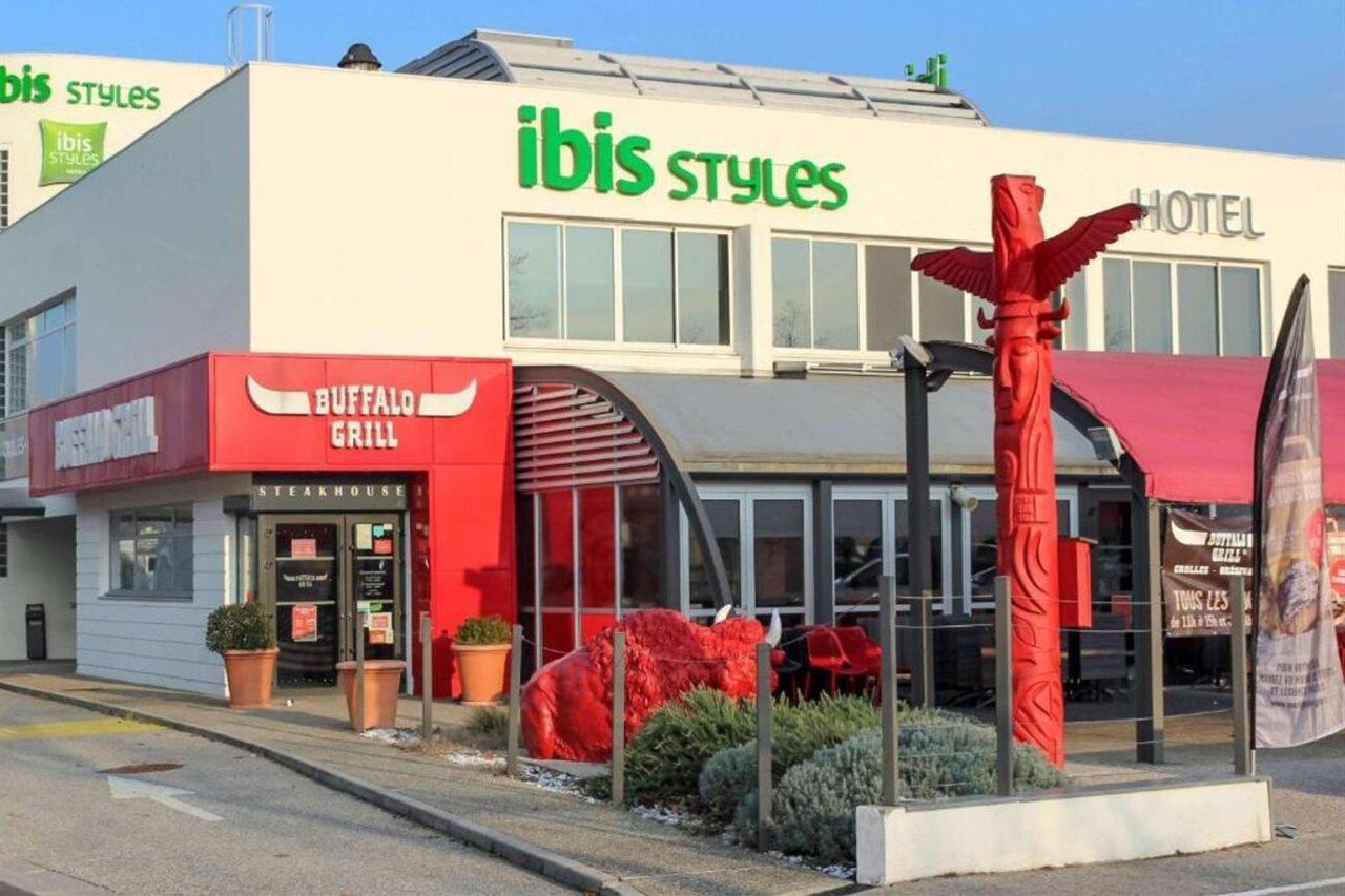Готель Ibis Styles Crolles Grenoble A41 Екстер'єр фото