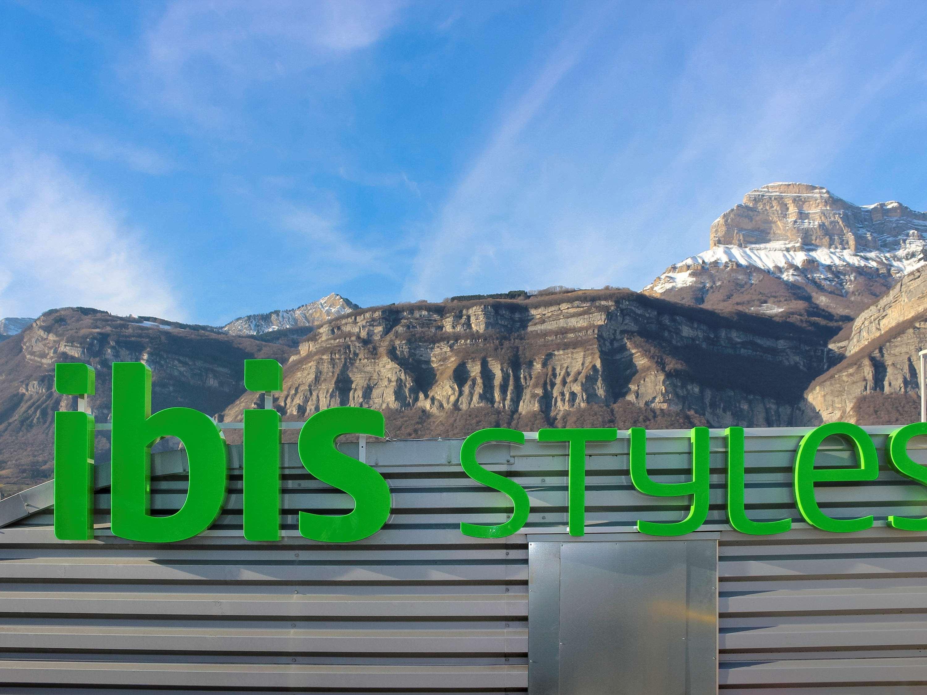Готель Ibis Styles Crolles Grenoble A41 Екстер'єр фото